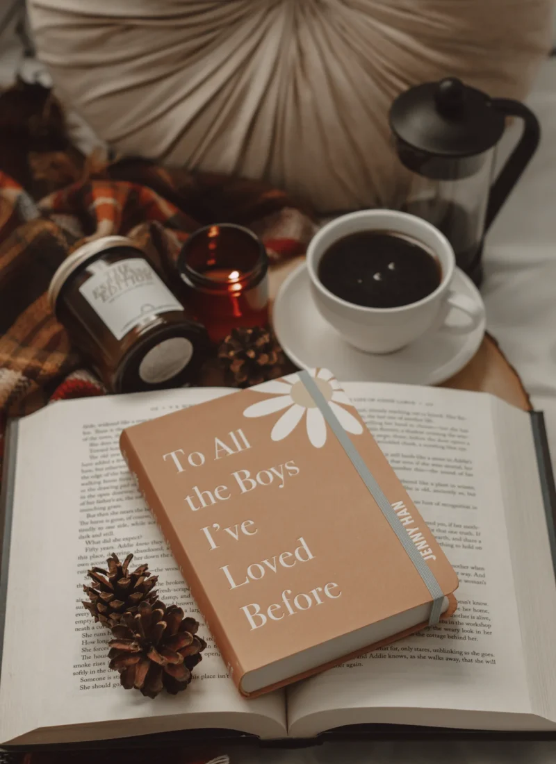 30+ Props You Need for Beautiful and Cozy Book Photos