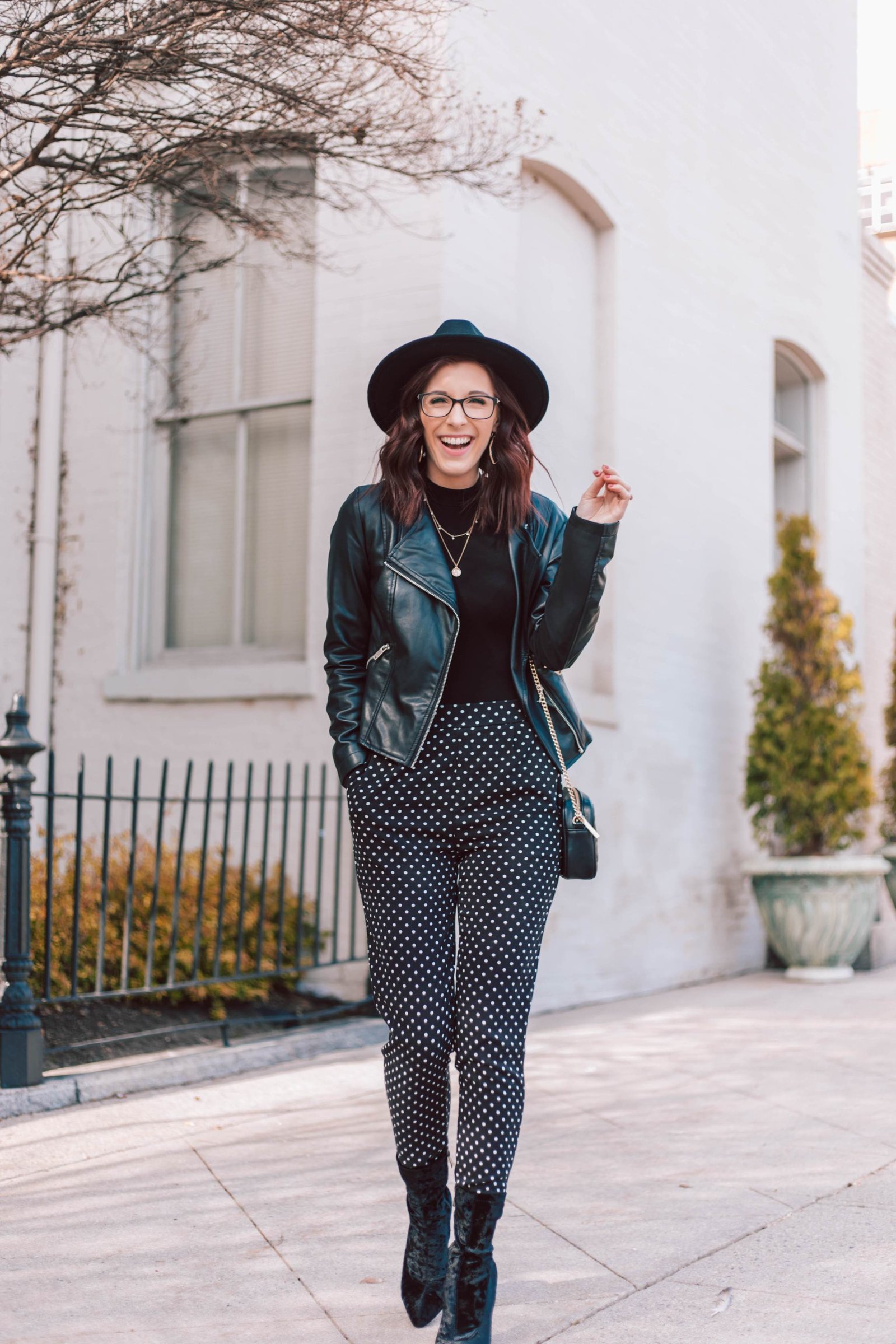 WARDROBE MUST-HAVE! Polka dot shirt with jeans is always a classic